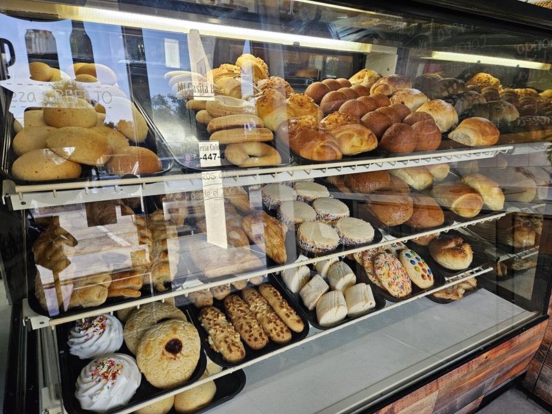 Mi Casita Bakery interior